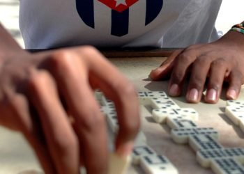 El dominó, un juego muy popular entre los cubanos. Foto: Kaloian Santos.
