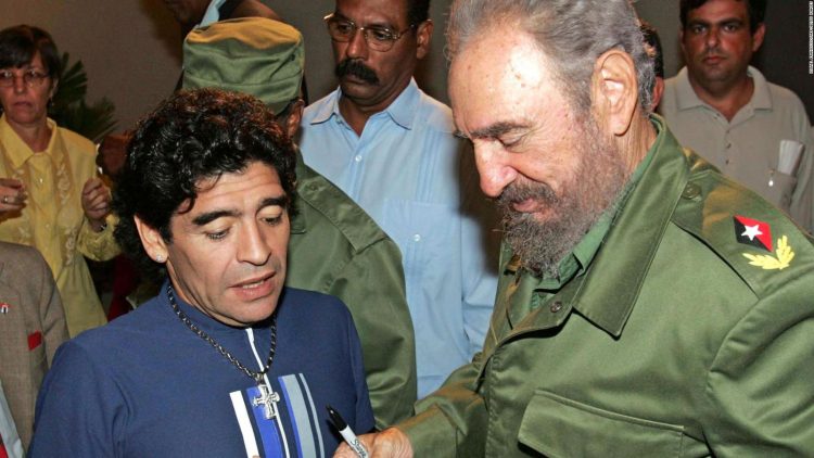 Maradona y Fidel Castro, en La Habana. Foto, vía CNN.