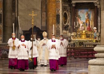 El cardenal Pietro Parolin (centro), llega en procesión para oficiar la misa de Año Nuevo en la Basílica de San Pedro, en el Vaticano, el 1 de enero de 2021.  Foto: Alessandra Tarantino/AP/ pool.