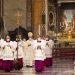 El cardenal Pietro Parolin (centro), llega en procesión para oficiar la misa de Año Nuevo en la Basílica de San Pedro, en el Vaticano, el 1 de enero de 2021.  Foto: Alessandra Tarantino/AP/ pool.