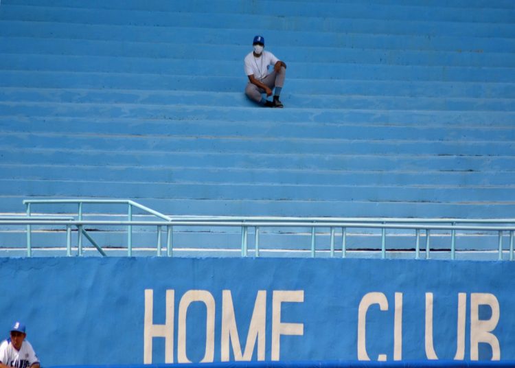 Por primera vez en la historia la postemporada del béisbol cubano se jugará exclusivamente en duelos matutinos y diurnos, y sin público en las gradas. Foto: Ricardo López Hevia.