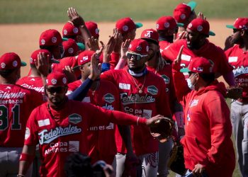 Jugadores de Panamá, equipo dirigido por el cubano Alfonso Urquiola, festejan su triunfo ante Venezuela durante el primer juego de la Serie del Caribe 2021, que se lleva a acabo en la ciudad de Mazatlán, en el estado de Sinaloa (México). EFE/ Carlos Ramírez.