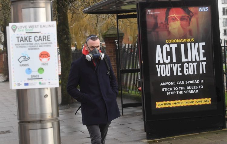 Avisos sobre el coronavirus del gobierno en Ealing, al oeste de Londres, Reino Unido, el 2 de febrero de 2021. Foto: Neil Hall / EFE.