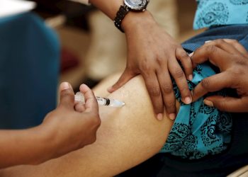 Un hombre recibe la primera dosis de la vacuna Oxford-AstraZeneca contra la COVID-19 en Dhaka, Bangladesh, el 7 de febrero de 2021. Foto: Monirul Alam / EFE.