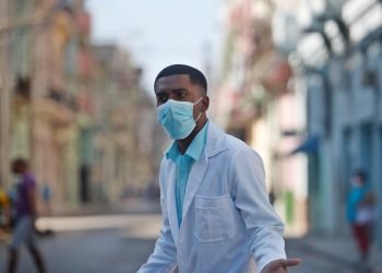 Un trabajador de la salud usa una mascarilla para protegerse de la COVID-19, durante el rebrote de la enfermedad en La Habana. Foto: Yander Zamora / EFE / Archivo.