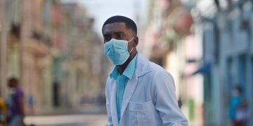 Un trabajador de la salud usa una mascarilla para protegerse de la COVID-19, durante el rebrote de la enfermedad en La Habana. Foto: Yander Zamora / EFE / Archivo.