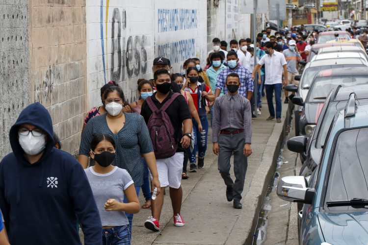 Los votantes hacen fila afuera de una mesa de sufragios durante las elecciones presidenciales y legislativas en Guayaquil, Ecuador, el domingo 7 de febrero de 2021. Foto: Angel Dejesus/AP.