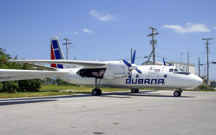 Avión AN 24 secuestrado de Cuba en 2003, en el aeropuerto de Cayo Hueso, Florida. Foto: abpic.co.uk / Archivo.