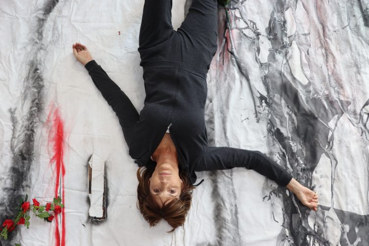 Aimée Joaristi en su estudio con su obra "La Ofrenda". Foto: cortesía de la entrevistada.