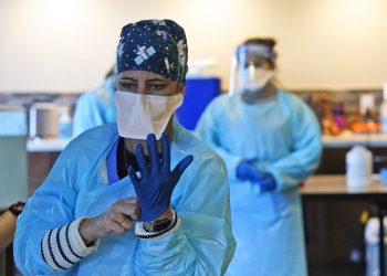 Personal médico se prepara para inocular a residentes y empleados con la vacuna del coronavirus en un hogar de ancianos de Pompano Beach, Florida. Foto: Wilfredo Lee/AP.