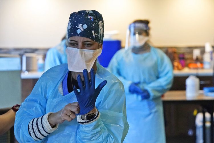 Personal médico se prepara para inocular a residentes y empleados con la vacuna del coronavirus en un hogar de ancianos de Pompano Beach, Florida. Foto: Wilfredo Lee/AP.