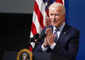 El presidente Joe Biden habla durante un evento en la Casa Blanca, en Washington, el jueves 25 de febrero de 2021. (AP Foto/Evan Vucci)