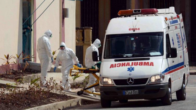 Personal paramédico encargado del traslado de enfermos de COVID-19 en Camagüey, Cuba. Foto: ACN / Archivo.