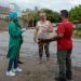 Trabajadores sanitarios y pobladores de Camagüey, durante el actual rebrote de la COVID-19. Foto: adelante.cu