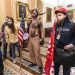 Partidarios de Donald Trump, incluido Jacob Chansley (con el torso descubierto y un sombrero de piel con cuernos), fotografiados durante la toma del Congreso el 6 de enero del 2021 en Washington. Foto: Manuel Balce Ceneta/AP.