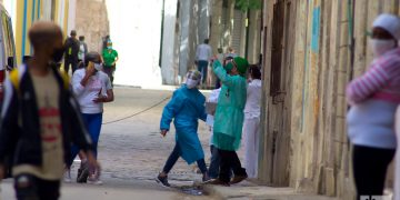 Personal sanitario en La Habana, durante el actual rebrote de la COVID-19, en febrero de 2021. Foto: Otmaro Rodríguez.