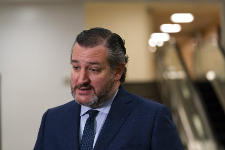 El senador Ted Cruz, republicano por Texas, habla con reporteros en el Capitolio, Washington, el sábado 13 de febrero de 2021. Foto: Alex Brandon/AP.