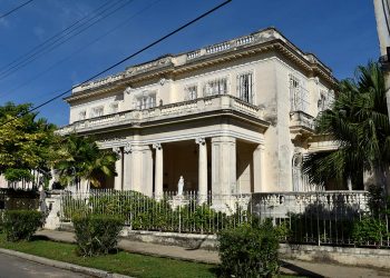Casa en la barriada habanera del Vedado, donde vivió hasta su muerte la escritora cubana Dulce María Loynaz, hoy sede del Centro Cultural que lleva su nombre. Foto: Otmaro Rodríguez.