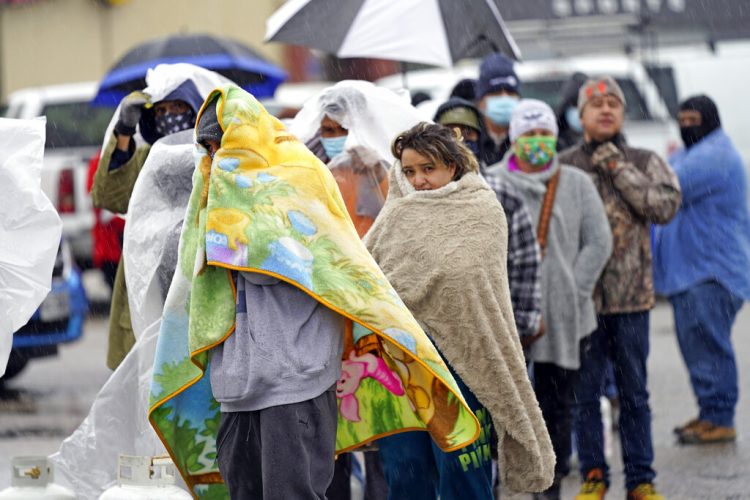 Numerosas personas hacen cola para llenar sus tanques de propano en medio de un fuerte frío en Houston, Texas, el miércoles 17 de febrero de 2021. Foto: David J. Phillip/AP.