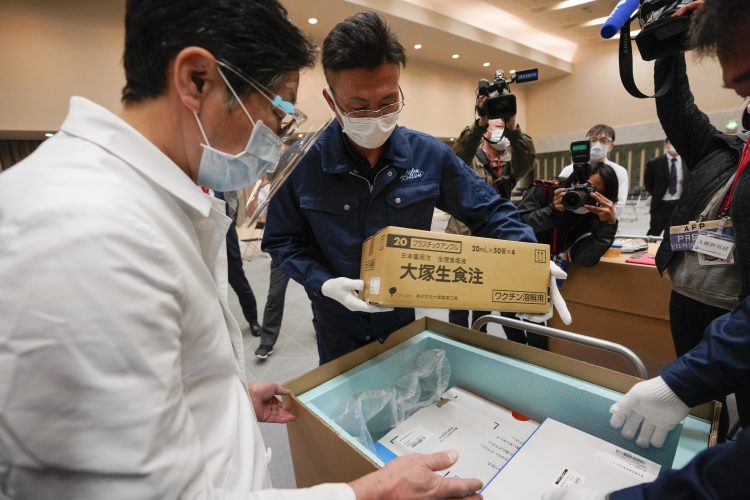 Personal de un hospital de Tokio revisa la temperatura de las vacunas contra el coronavirus de Pfizer, el martes 16 de febrero de 2021. Photo: Kimimasa Mayama/Pool/AP.