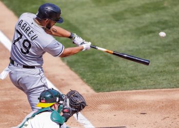 Los Medias Blancas de Chicago informaron este miércoles que su primera base estelar, el cubano José Abreu, ha dado positivo por COVID-19 y es asintomático. Foto: EFE/EPA/JOHN G. MABANGLO/Archivo.