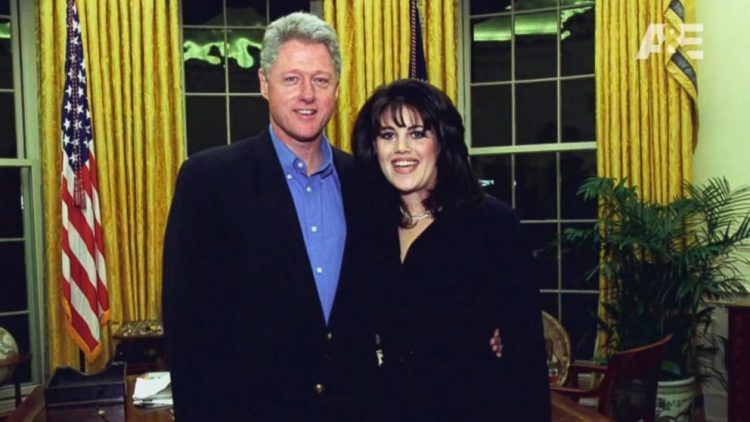 Bill Clinton y Monica Lewinsky en la Oficina Oval. Foto: ABC News.