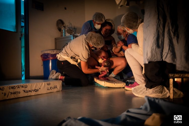 Foto que forma parte de un reportaje de Kaloian Santos al Hospital de San Roque en Argentina, donde la doctora Melina Alzogaray aboga por el parto respetado, un acto humanizado donde la profesional acompaña a la embarazada y le explica todo el proceso, respeta sus voluntades, derechos y tiempos fisiológicos en todo el trabajo de parto, el parto mismo y el postparto.

En Argentina sucede un nacimiento por minuto y en el ochenta por ciento de esos casos la madre y/o su bebé son víctimas de alguna forma de violencia obstétrica.