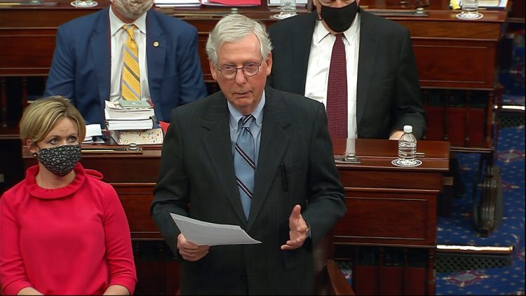 En esta imagen de video, el líder del bloque de senadores republicanos, Mitch McConnell. Foto: Senate Television vía AP.
