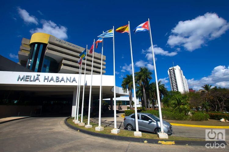 Hotel Melià Habana, una de las instalaciones que ofrece paquetes turísticos para el aislamiento de viajeros internacionales en la capital cubana. Foto: Otmaro Rodríguez.