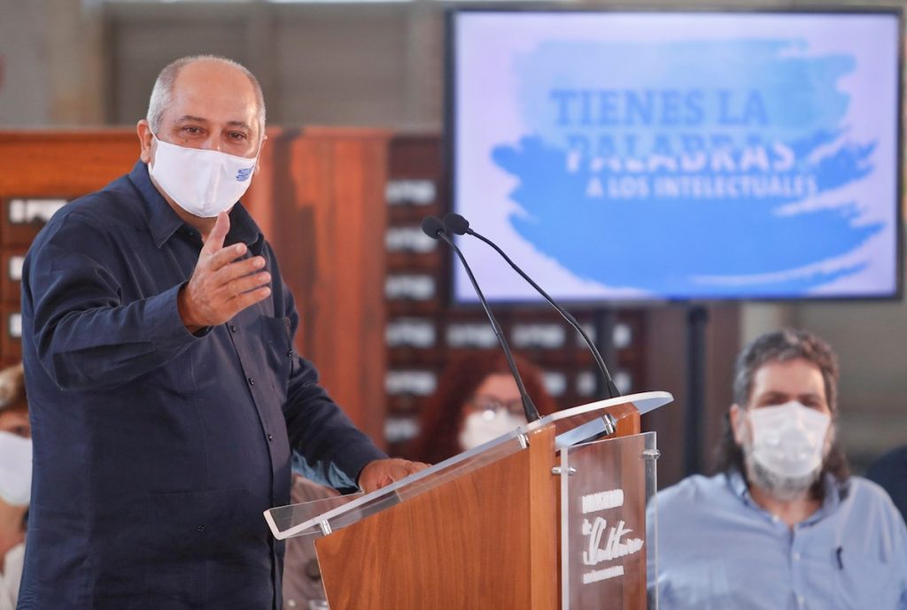 El Ministro de Cultura cubano, Alpidio Alonso, habla durante una rueda de prensa en la Biblioteca Nacional, hoy en La Habana (Cuba). Foto: EFE/Yander Zamora.