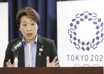 La ministra japonesa de Juegos Olímpicos, Seiko Hashimoto, habla durante una rueda de prensa en la oficina del gabinete en Tokio, el 19 de septiembre de 2019. Foto: Kyodo News via AP.