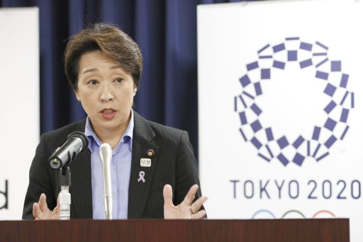 La ministra japonesa de Juegos Olímpicos, Seiko Hashimoto, habla durante una rueda de prensa en la oficina del gabinete en Tokio, el 19 de septiembre de 2019. Foto: Kyodo News via AP.