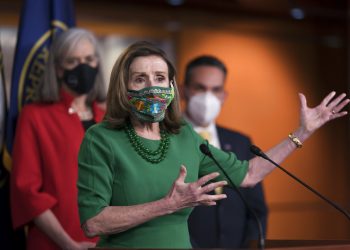 La presidenta de la Cámara de Representantes, Nancy Pelosi, habla con reporteros antes de la aprobación de un paquete de ayudas contra el coronavirus en el Capitolio el 26 de febrero de 2021.Foto: J. Scott Applewhite/AP.