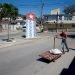 Un hombre transporta mercancía en una carretilla, en el poblado de Regla, en La Habana. Foto: Otmaro Rodríguez.