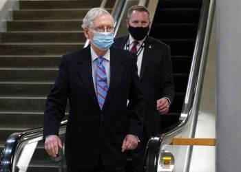 El líder de la minoría en el Senado, el republicano Mitch McConnell, recorre el Capitolio, Washington, 23 de febrero de 2021. Foto: Susan Walsh/AP.