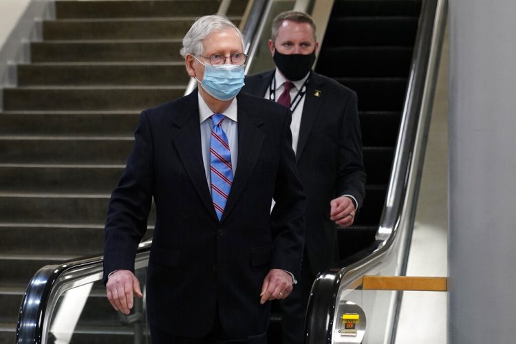 El líder de la minoría en el Senado, el republicano Mitch McConnell, recorre el Capitolio, Washington, 23 de febrero de 2021. Foto: Susan Walsh/AP.