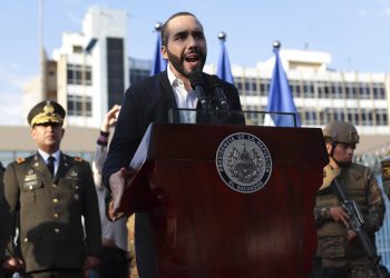 En esta imagen del 9 de febrero de 2020, el presidente de El Salvador Nayib Bukele, acompañado de miembros de las fuerzas armadas, habla con sus simpatizantes a las afueras del Congreso en San Salvador. (AP Foto/Salvador Melendez, Archivo)