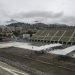 Personal sanitario espera la llegada de adultos mayores para ser inoculados en un centro de vacunación desde el vehículo en el Sambódromo de Río de Janeiro, Brasil, el sábado 6 de febrero de 2021. Foto: Bruna Prado/AP.