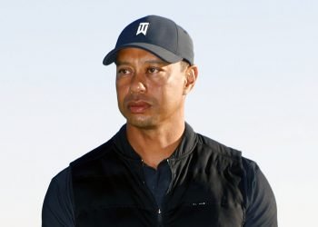 Tiger Woods durante la ceremonia de premiación del torneo Genesis Invitational en el Riviera Country Club, el domingo 21 de febrero de 2021, en la zona de Pacific Palisades de Los Ángeles. Foto: AP /Ryan Kang.