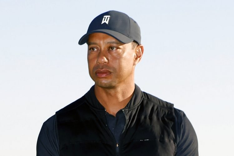 Tiger Woods durante la ceremonia de premiación del torneo Genesis Invitational en el Riviera Country Club, el domingo 21 de febrero de 2021, en la zona de Pacific Palisades de Los Ángeles. Foto: AP /Ryan Kang.