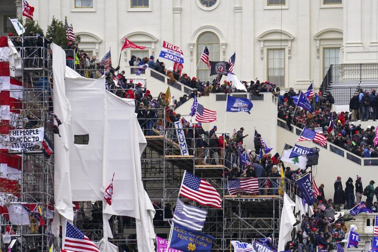 Esta foto del 6 de enero de 2021 muestra el asalto al Capitolio. Foto: John Minchillo/AP.