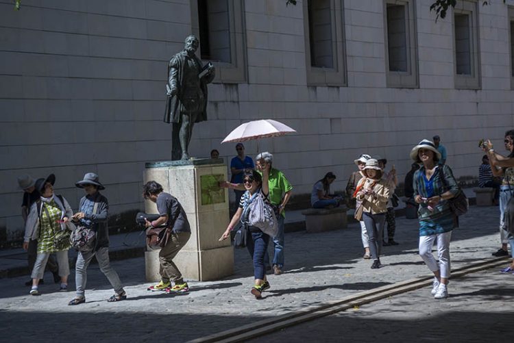 Turistas japoneses en La Habana Vieja. Foto: Havana Gardens.