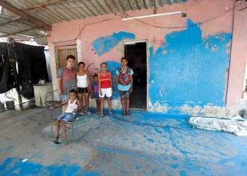 La activista disidente Anyell Valdés (3-i) posa junto a su familia en el lugar que ocupa y que fue vandalizada durante un acto de repudio, en La Habana (Cuba). Foto: Yander Zamora/Efe.