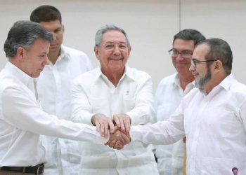 El expresidente cubano Raúl Castro (c) junto al expresidente de Colombia Juan Manuel Santos (i) y el exlíder guerrillero Rodrigo Londoño "Timochenko", tras el histórico acuerdo de paz entre la guerrilla de las FARC y el gobierno colombiano, firmado en La Habana. Foto: ACN / Archivo.