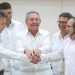 El expresidente cubano Raúl Castro (c) junto al expresidente de Colombia Juan Manuel Santos (i) y el exlíder guerrillero Rodrigo Londoño "Timochenko", tras el histórico acuerdo de paz entre la guerrilla de las FARC y el gobierno colombiano, firmado en La Habana. Foto: ACN / Archivo.