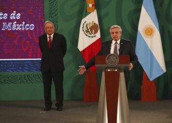 El presidente de Argentina, Alberto Fernández, habla durante la conferencia de prensa matutina diaria del presidente mexicano Andrés Manuel López Obrador en el Palacio Nacional en la Ciudad de México, el martes 23 de febrero de 2021. Fernández se encuentra en una visita oficial de cuatro días a México.  Foto: Marco Ugarte/AP.