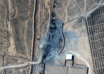 Una imagen satelital distribuida por MAXAR Technologies muestra un primer plano de los edificios destruidos en el cruce fronterizo entre Irak y Siria después de los ataques aéreos estadounidenses, el 26 de febrero de 2021. Foto: MAXAR Technologies / EFE.