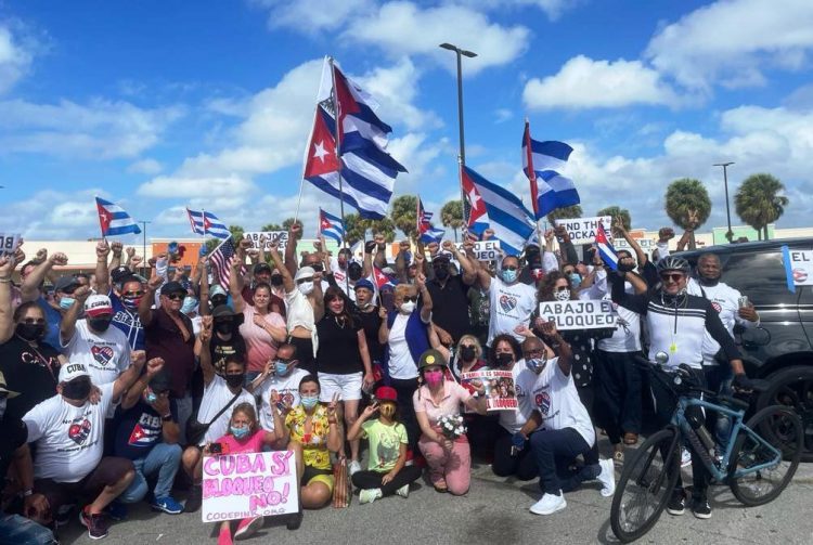 Participantes en la octava edición de las caravanas "Puentes de Amor", en EE.UU., el 28 de febrero de 2021. Foto: @EmbaCubaUS / Twitter.