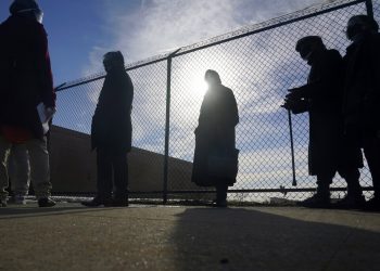 Personas hacen fila en un centro de vacunación en Queens, Nueva York. Foto: Seth Wenig/Ap.