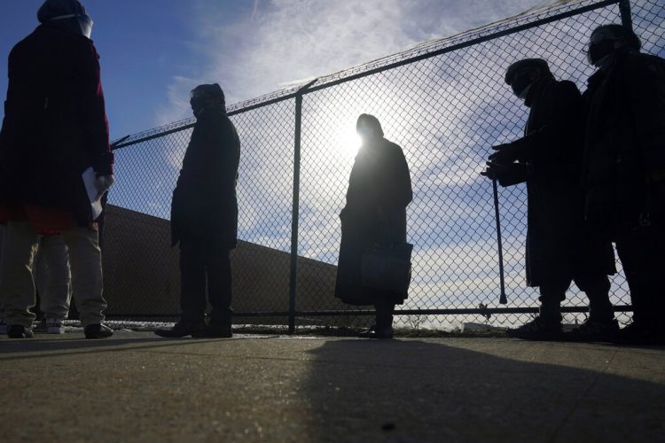 Personas hacen fila en un centro de vacunación en Queens, Nueva York. Foto: Seth Wenig/Ap.